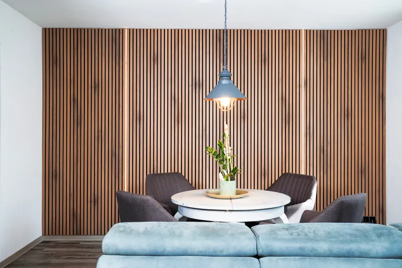 Wohnraum mit Sofa vor der Akustikwand