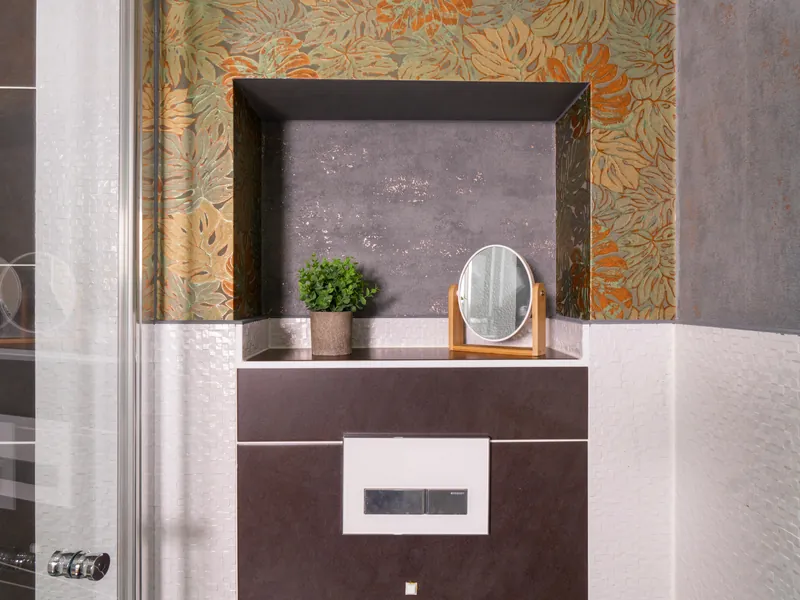 Nische mit Musteroptik in Kupfer und Grün über dem WC