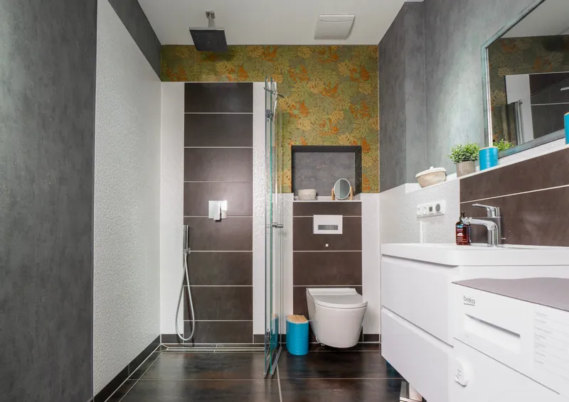 Bad mit Dusche, Wand in Betonoptik und gemusterter Nische