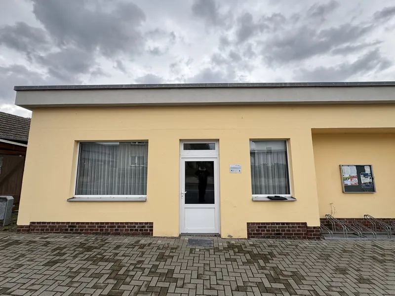 Dorfgemeinschaftshaus mit frisch gestrichener Fassade in Gelb