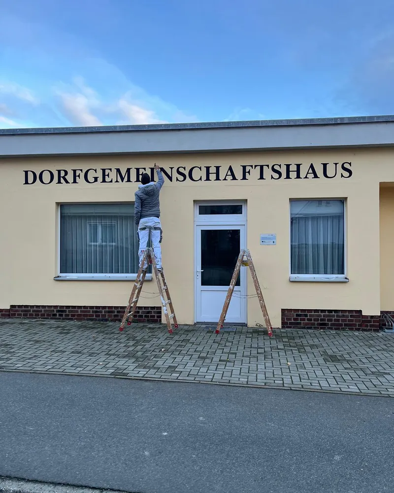 Fassade mit dem neuen Schriftzug Dorfgemeinschaftshaus