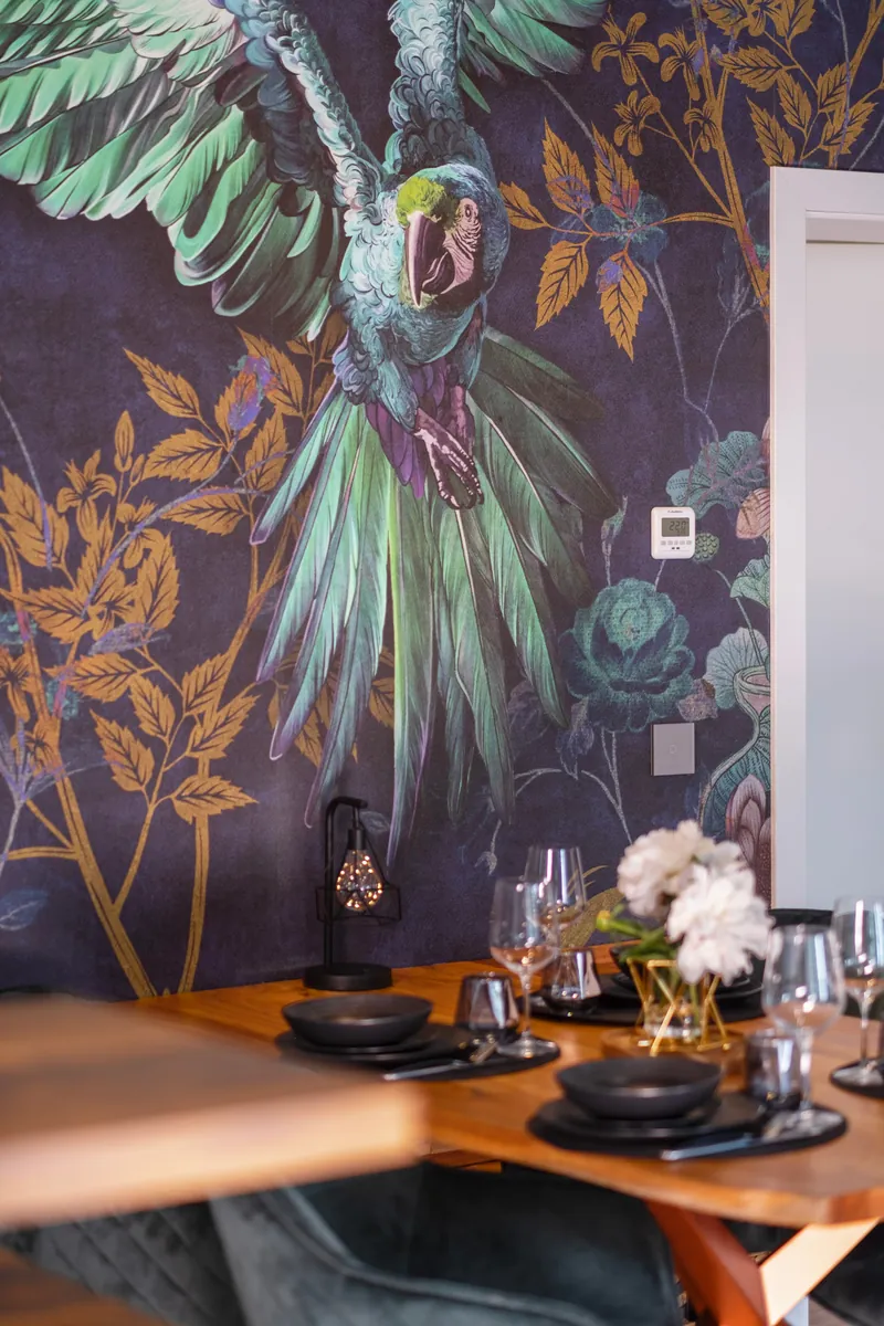 Gedeckter Tisch vor der Dschungeltapete in Violett und Gold