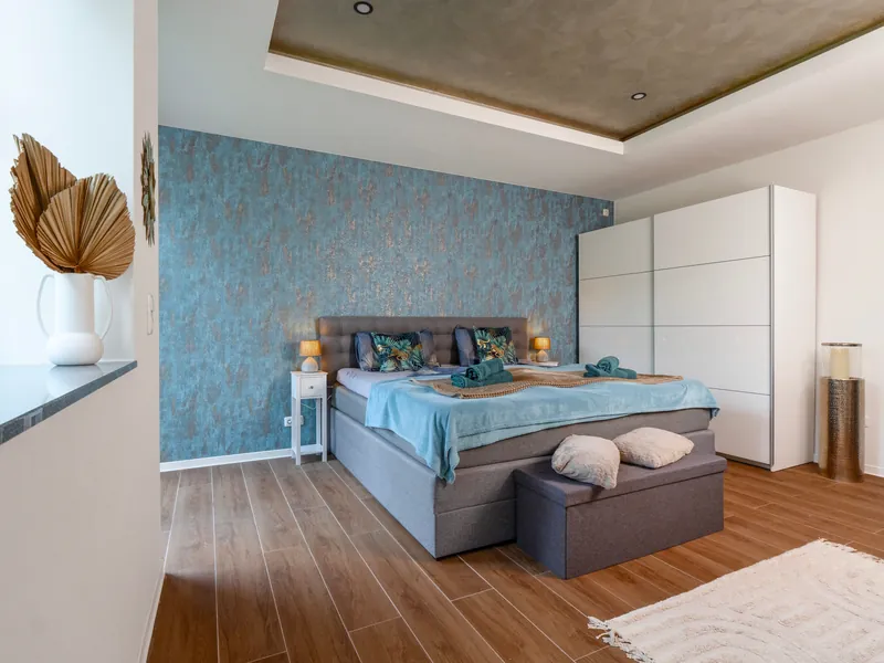 Schlafzimmer mit strukturierter Wand in Blau und Kupfer
