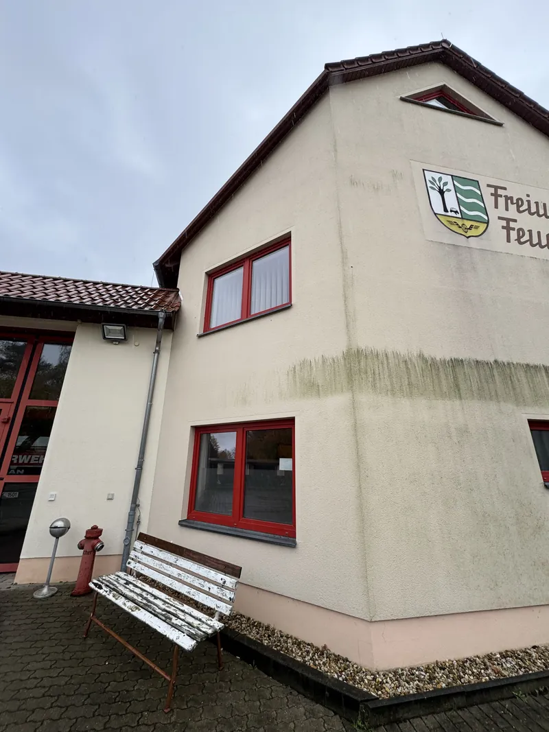 Feuerwehrgebäude vor dem Anstrich