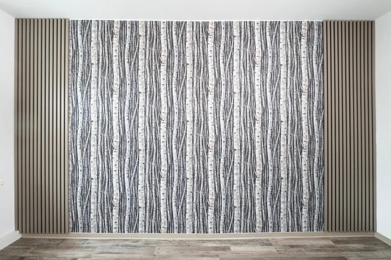 Wand mit Birkentapete zwischen Holzlamellen