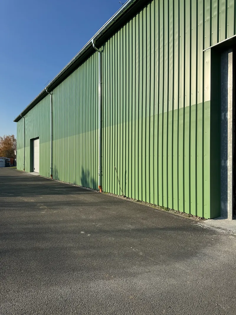 Gewerbehalle mit grüner Metallfassade