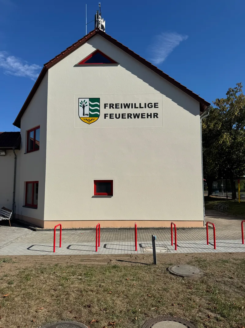 Feuerwehrgebäude nach dem Anstrich mit neuem Wappen