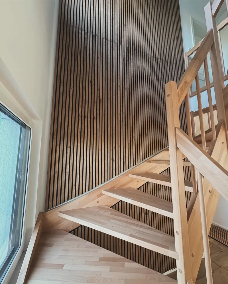 Treppenhaus mit Wandverkleidung aus Holzlamellen