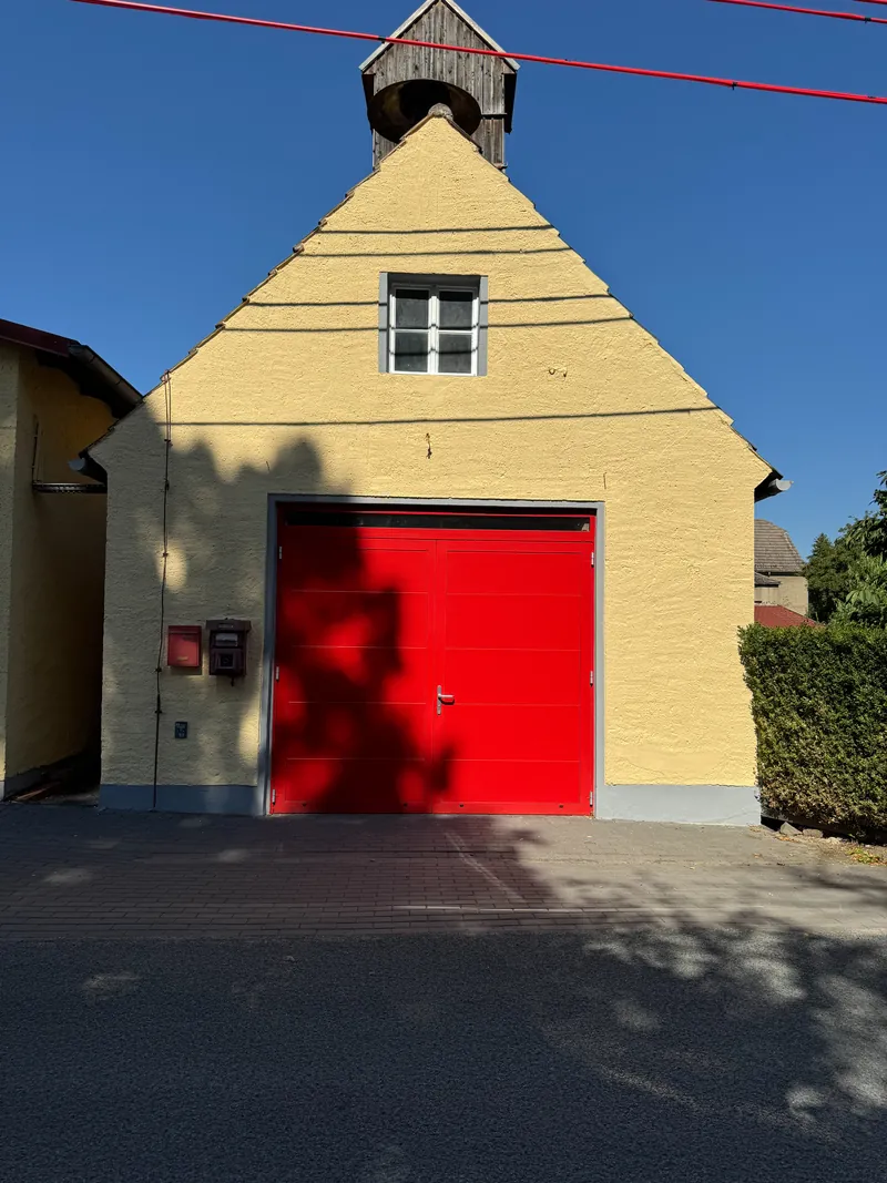 Feuerwehrhaus nach dem Anstrich in hellem Gelb
