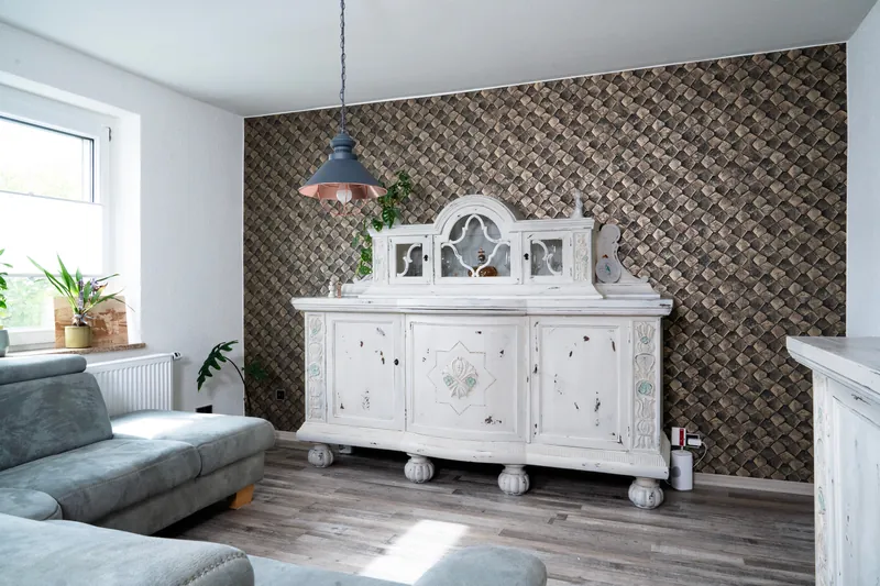 Wohnraum mit Sofa und Strukturtapete über die ganze Wand